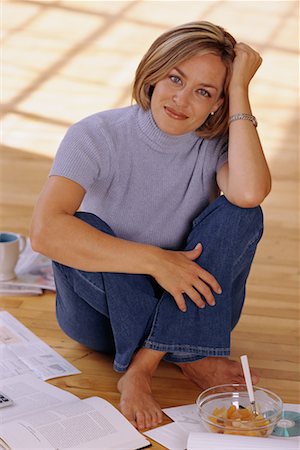 Portrait de femme assise sur le sol, tête de repos sur la main Photographie de stock - Rights-Managed, Code: 700-00068461