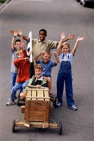 Portrait de groupe d'enfants avec voiture Soapbox Photographie de stock - Rights-Managed, Code: 700-00069300