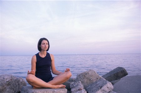 simsearch:700-00528230,k - Femme assise sur les rochers de pratiquer le Yoga, Toronto, Ontario, Canada Photographie de stock - Rights-Managed, Code: 700-00069498