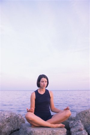 simsearch:700-00517607,k - Frau sitzt auf den Felsen praktizieren Yoga, Toronto, Ontario Kanada Stockbilder - Lizenzpflichtiges, Bildnummer: 700-00069499