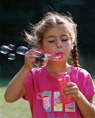 simsearch:700-00073875,k - Girl Standing in Field, Blowing Bubbles, Toronto, Ontario, Canada Foto de stock - Con derechos protegidos, Código: 700-00069524