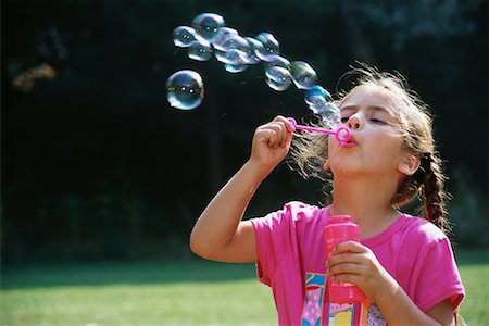 simsearch:700-00073875,k - Girl Standing in Field, Blowing Bubbles, Toronto, Ontario, Canada Foto de stock - Con derechos protegidos, Código: 700-00069525