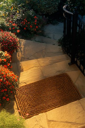 simsearch:700-00593001,k - Looking Down at Welcome Mat on Doorstep, Toronto, Ontario Canada Foto de stock - Direito Controlado, Número: 700-00069520