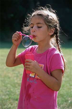 simsearch:700-00073875,k - Girl Standing in Field, Blowing Bubbles, Toronto, Ontario, Canada Foto de stock - Con derechos protegidos, Código: 700-00069523