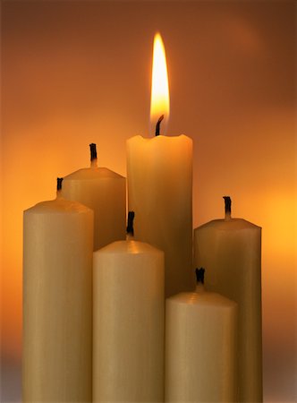 soplar velas - Group of Candles with Single Lit Candle Foto de stock - Con derechos protegidos, Código: 700-00069532