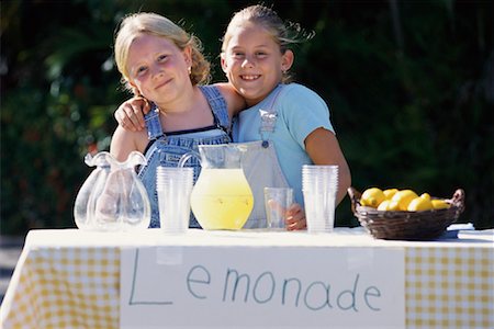 Porträt von zwei Mädchen am Lemonade Stand Stockbilder - Lizenzpflichtiges, Bildnummer: 700-00069793