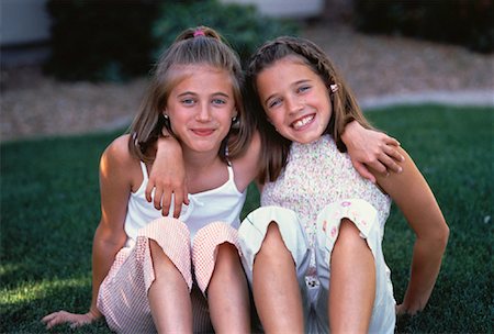 ervilhas na vagem - Portrait of Two Girls Sitting Outdoors Foto de stock - Direito Controlado, Número: 700-00060170