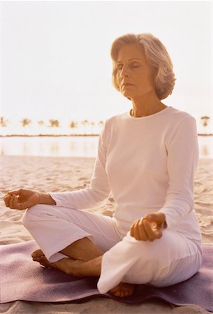 simsearch:633-08150889,k - Mature Woman Doing Yoga on Beach At Sunset, Florida, USA Fotografie stock - Rights-Managed, Codice: 700-00060297