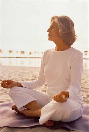 simsearch:700-00060717,k - Ältere Frau tun Yoga am Strand bei Sonnenuntergang, Florida, USA Stockbilder - Lizenzpflichtiges, Bildnummer: 700-00060298