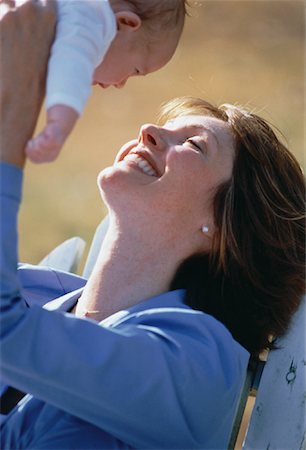 simsearch:700-00075913,k - La mère de levage bébé dans l'Air à l'extérieur Photographie de stock - Rights-Managed, Code: 700-00060472