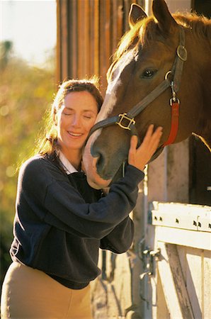 simsearch:700-00041730,k - Mature femme embrassant avec cheval à l'écurie Photographie de stock - Rights-Managed, Code: 700-00060534