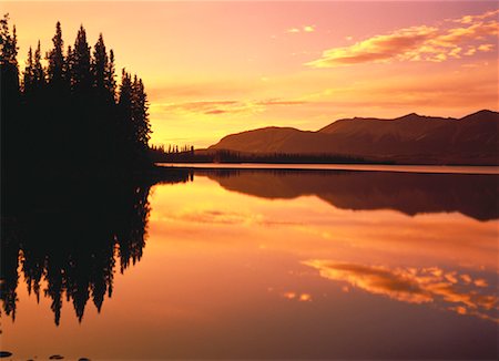 simsearch:700-00012807,k - Sunset over Mountains, Trees and Bonnet Plume River Yukon Territory, Canada Foto de stock - Con derechos protegidos, Código: 700-00060598