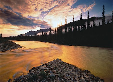 simsearch:700-00054972,k - Coucher de soleil sur les montagnes, arbres et rivière Bonnet Plume, territoire du Yukon, Canada Photographie de stock - Rights-Managed, Code: 700-00060599