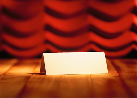 porta-cartões - Blank Sign on Wooden Surface With Red Curtain Foto de stock - Direito Controlado, Número: 700-00060650