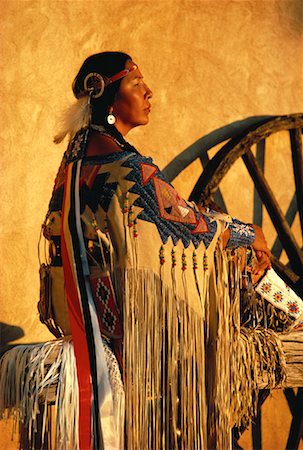Profile of Native American Sioux Woman Sitting Outdoors, NM, USA Foto de stock - Con derechos protegidos, Código: 700-00060717