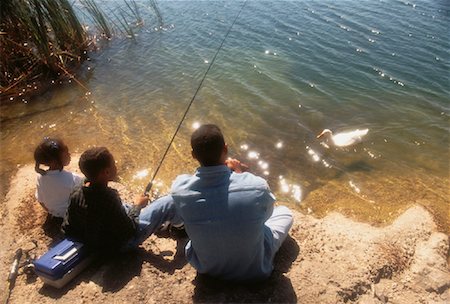 Vue arrière du père, fils et pêche de fille dans le lac Photographie de stock - Rights-Managed, Code: 700-00060780