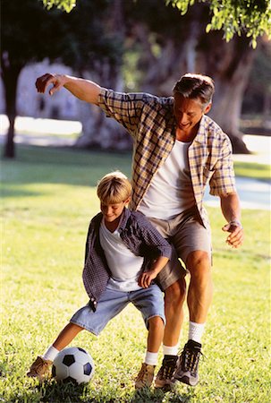 simsearch:700-01494591,k - Father and Son Playing Soccer Outdoors Foto de stock - Con derechos protegidos, Código: 700-00060799