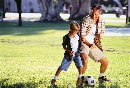 simsearch:700-01494591,k - Father and Son Playing Soccer Outdoors Foto de stock - Con derechos protegidos, Código: 700-00060800