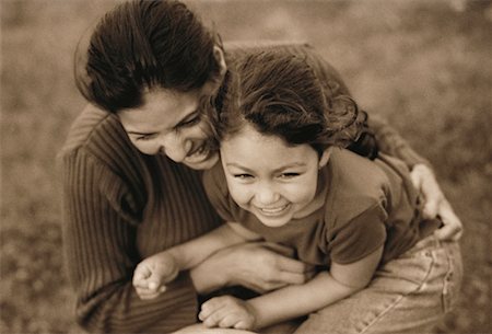 Mother Tickling Daughter Outdoors Foto de stock - Con derechos protegidos, Código: 700-00060825