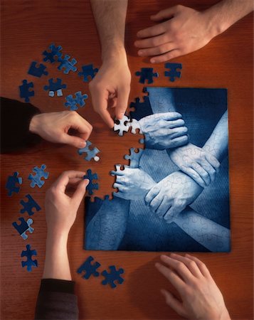 Hands Completing Puzzle of Linked Hands Foto de stock - Direito Controlado, Número: 700-00061611