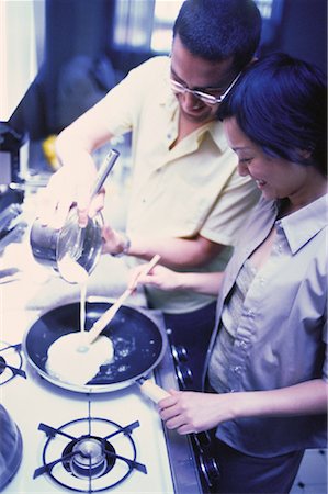 simsearch:700-03179005,k - Couple Preparing Food in Kitchen Foto de stock - Con derechos protegidos, Código: 700-00061628