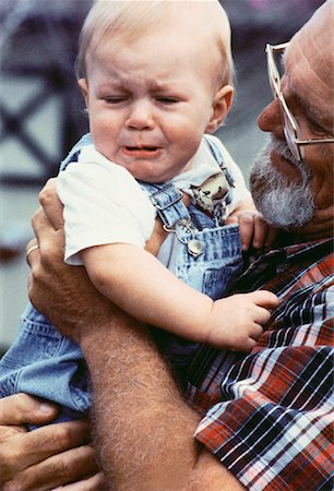 Gros plan du grand-père tenant petit-fils qui pleure Photographie de stock - Rights-Managed, Code: 700-00061680