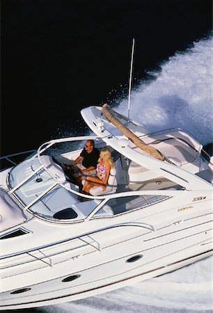 simsearch:700-00064327,k - Couple en bateau, excès de vitesse sur l'eau Photographie de stock - Rights-Managed, Code: 700-00062000