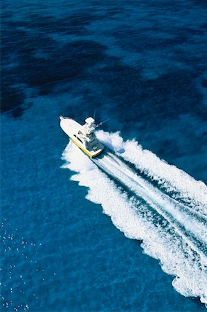 simsearch:600-01633128,k - Aerial View of Boat Speeding On Water Fotografie stock - Rights-Managed, Codice: 700-00062090