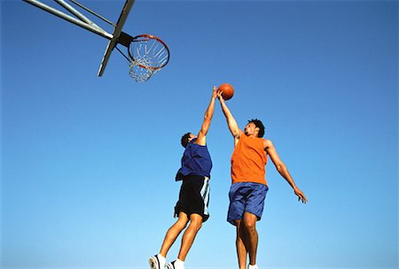 simsearch:700-02125516,k - Zwei Männer in die Luft springen, spielen Basketball im freien Stockbilder - Lizenzpflichtiges, Bildnummer: 700-00062414
