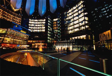 potsdamer platz - Bâtiments sur la place Potsdamer nuit, Berlin, Allemagne Photographie de stock - Rights-Managed, Code: 700-00062437