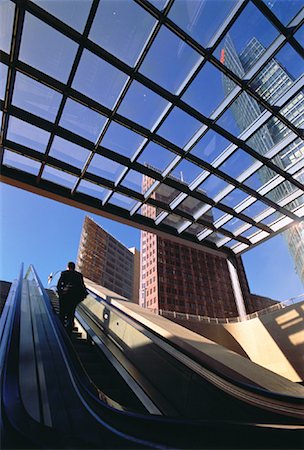 potsdamer platz - Vue arrière de l'homme sur l'Escalator à la place Potsdamer, Berlin, Allemagne Photographie de stock - Rights-Managed, Code: 700-00062433