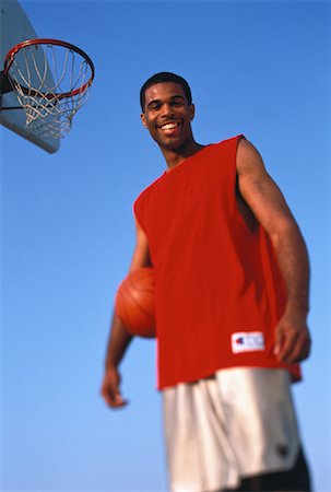 simsearch:6118-09039293,k - Portrait d'un homme debout à l'extérieur avec le basket-ball Photographie de stock - Rights-Managed, Code: 700-00062509