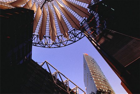 simsearch:700-03601382,k - Looking Up at Domed Structure and Buildings, Potsdamer Square Berlin, Germany Foto de stock - Con derechos protegidos, Código: 700-00062526