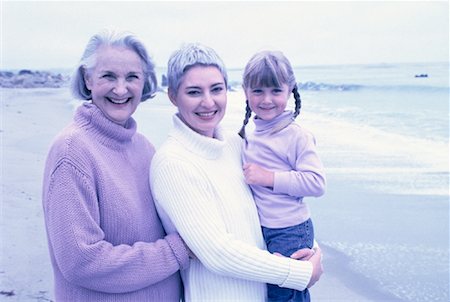 Grand-mère et arrière-grand-mère, petite fille sur la plage Photographie de stock - Rights-Managed, Code: 700-00062699