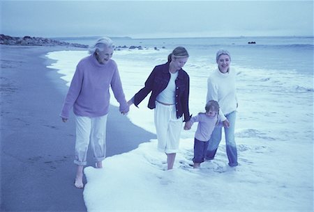 Vier Generationen von Frauen, die zu Fuß In die Brandung am Strand Stockbilder - Lizenzpflichtiges, Bildnummer: 700-00062718