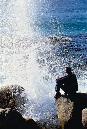 Back View of Man Sitting on Rocks With Crashing Waves Bay of Fires, Tasmania, Australia Foto de stock - Con derechos protegidos, Código: 700-00062798