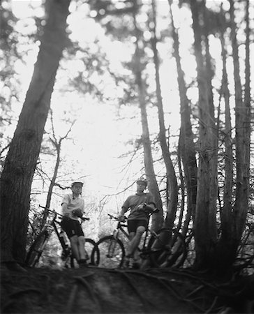 Deux hommes reposant sur des vélos de montagne dans la forêt Photographie de stock - Rights-Managed, Code: 700-00062896