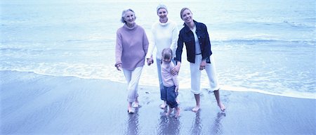 Porträt von vier Generationen von Frauen stehen in der Brandung am Strand Stockbilder - Lizenzpflichtiges, Bildnummer: 700-00062919