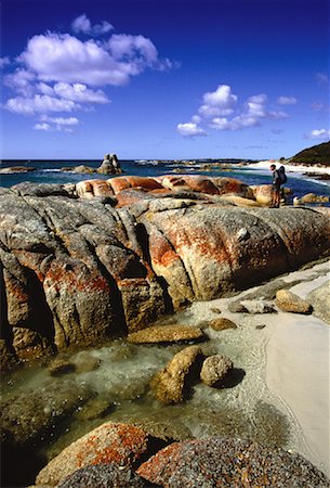 parque nacional mount wellington - Man Standing on Rock near Water Bay of Fires, Tasmania, Australia Foto de stock - Con derechos protegidos, Código: 700-00063081