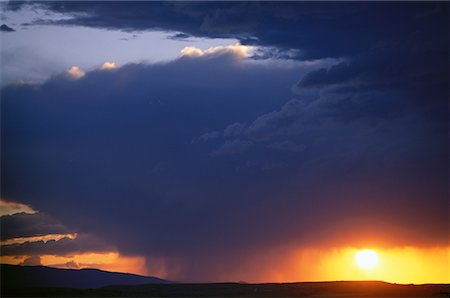 simsearch:700-03622976,k - Gewitterwolken im Himmel bei Sonnenuntergang Stockbilder - Lizenzpflichtiges, Bildnummer: 700-00063632