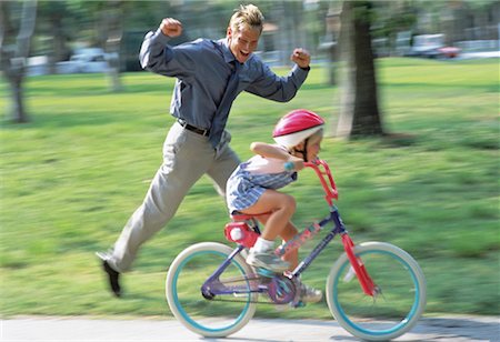 simsearch:700-00038126,k - Father Helping Daughter Learn To Ride Bicycle Foto de stock - Con derechos protegidos, Código: 700-00063828