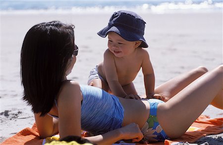 simsearch:700-00033412,k - Mère et bébé en maillot de bain sur la plage Photographie de stock - Rights-Managed, Code: 700-00074123