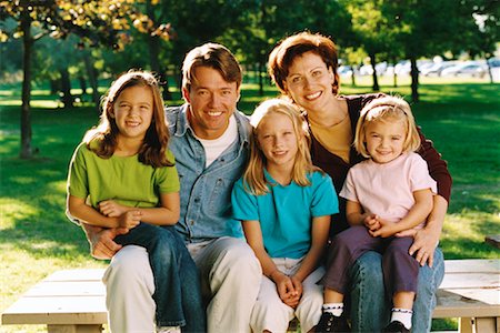 Portrait de famille assis sur un banc de parc Photographie de stock - Rights-Managed, Code: 700-00074144