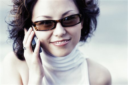 simsearch:700-00917701,k - Portrait de femme, lunettes de soleil, à l'aide de téléphone portable Photographie de stock - Rights-Managed, Code: 700-00074282