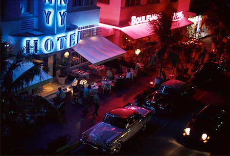 simsearch:694-03693899,k - Street Scene with Cars, Neon Signs and Restaurants at Night South Beach, Florida, USA Fotografie stock - Rights-Managed, Codice: 700-00074599