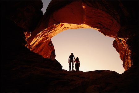 simsearch:700-00024815,k - Silhouette couple debout sous l'arche au coucher du soleil Arches National Park, Utah, Etats-Unis Photographie de stock - Rights-Managed, Code: 700-00074723