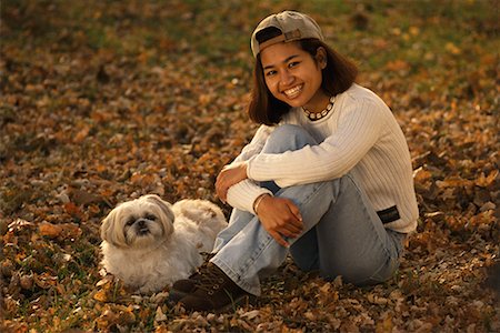 shiatsu - Porträt der Frau im Feld mit Hund im Herbst Stockbilder - Lizenzpflichtiges, Bildnummer: 700-00075269