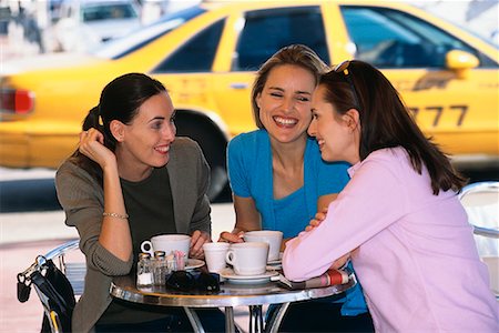 simsearch:700-06626974,k - Trois femmes assises au café en plein air Photographie de stock - Rights-Managed, Code: 700-00075345