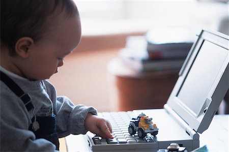 simsearch:700-00517682,k - Baby Using Laptop Computer Foto de stock - Con derechos protegidos, Código: 700-00075355