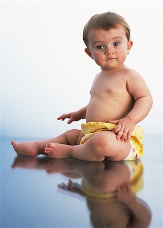 doublure (étoffe) - Portrait de bébé fille assise sur le plancher Photographie de stock - Rights-Managed, Code: 700-00075390